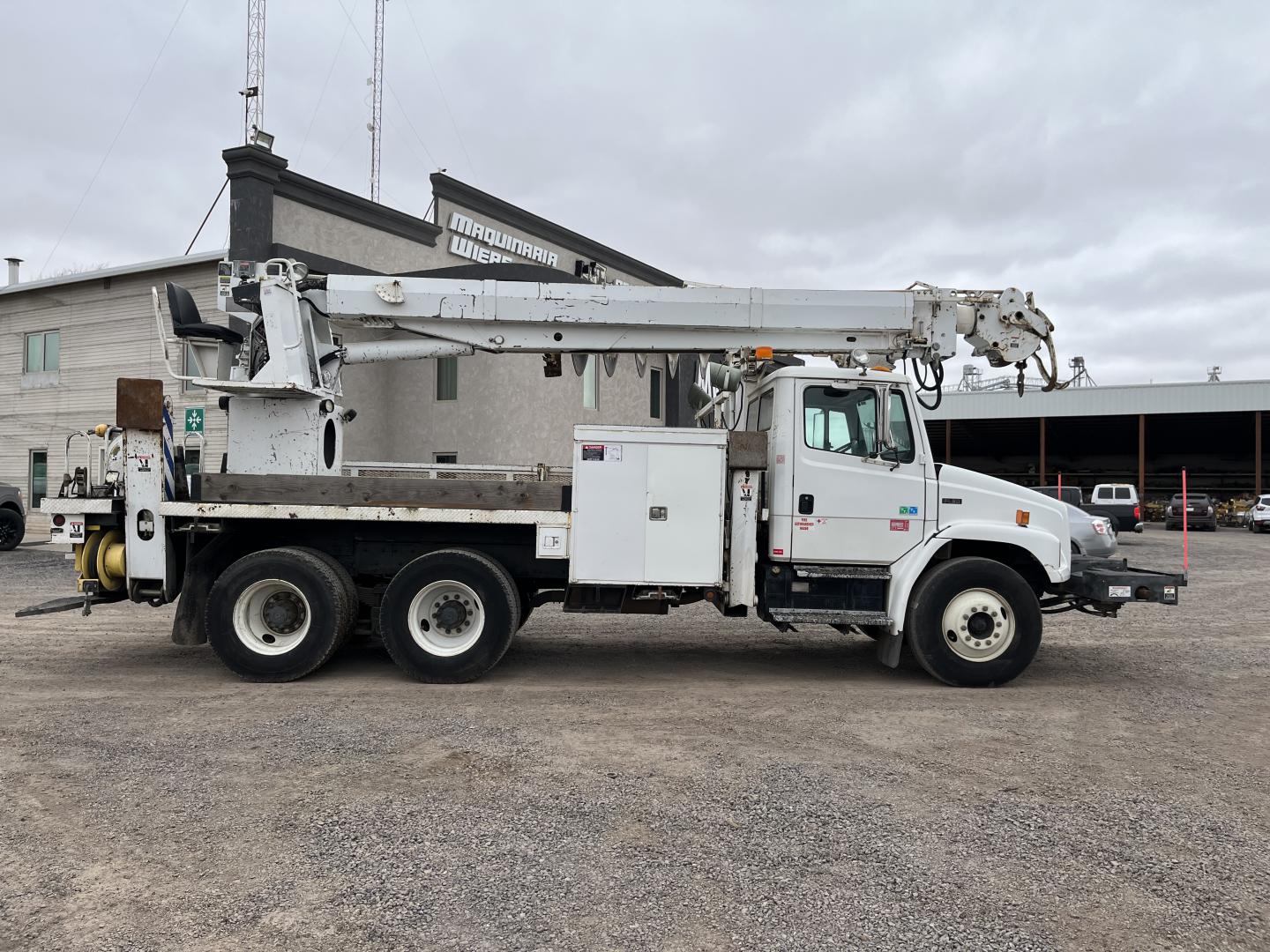 CAMION CON BROCA FREIGHTLINER FL80